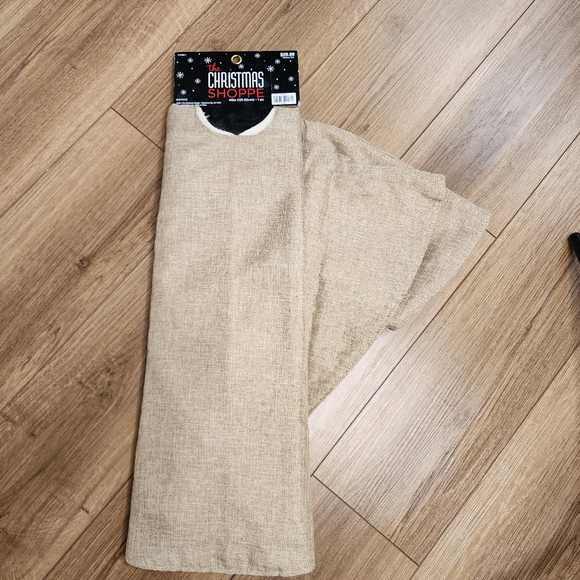 The Christmas Shoppe 48 inch Tree skirt - Picture 2 of 6